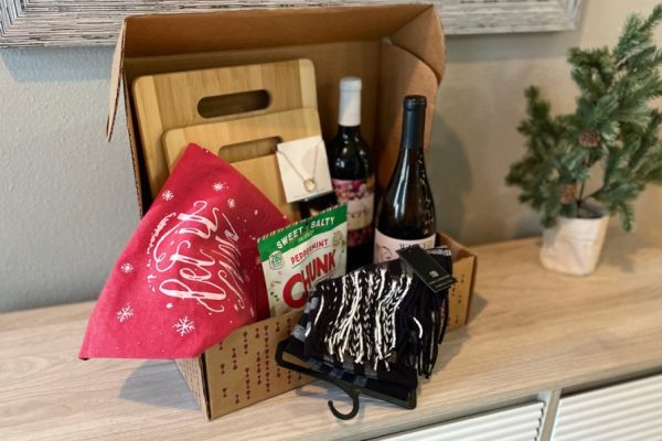 **$25 OFF Vine Oh! Let it Snow! Wine Gift Box + FREE Shipping (Over $194 Worth of Holiday Goodies Inside!)